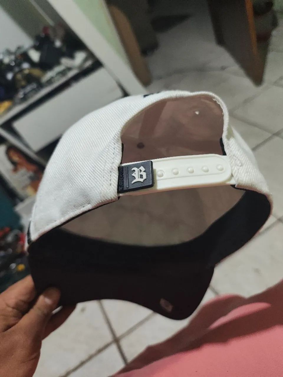 Boné Black branco aba silicone pouco usado 