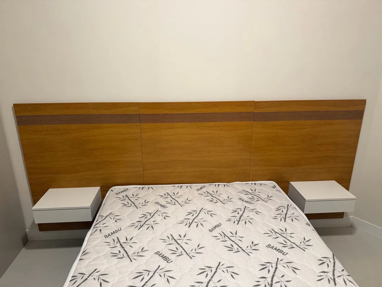 Cabeceira de Cama com LED + 2 Mesas de Cabeceira - NOVA, SEM USO!