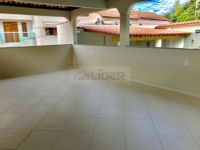Casa com Ampla Área Sobre Dois Lotes (Esquina) - Foto 8