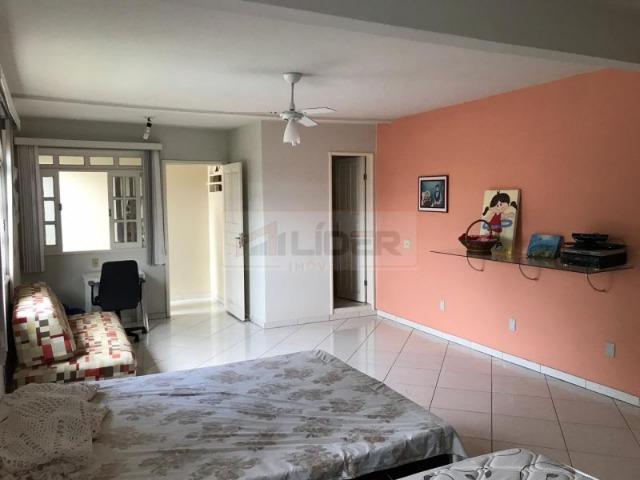 Casa com Ampla Área Sobre Dois Lotes (Esquina) - Foto 2