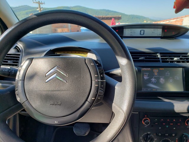 VEDO C4 HATCH SUPER CONSERVADO