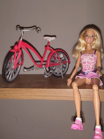 Boneca Barbie e Bicicleta Articulada - Mattel