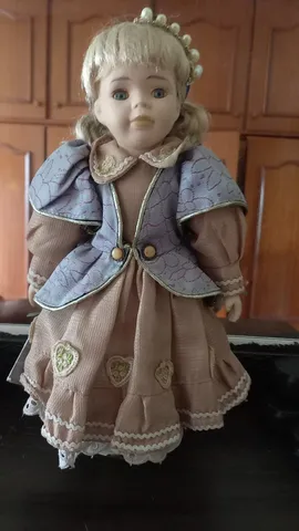 Boneca Antiga De Porcelana Com Roupa De Época Com Suporte