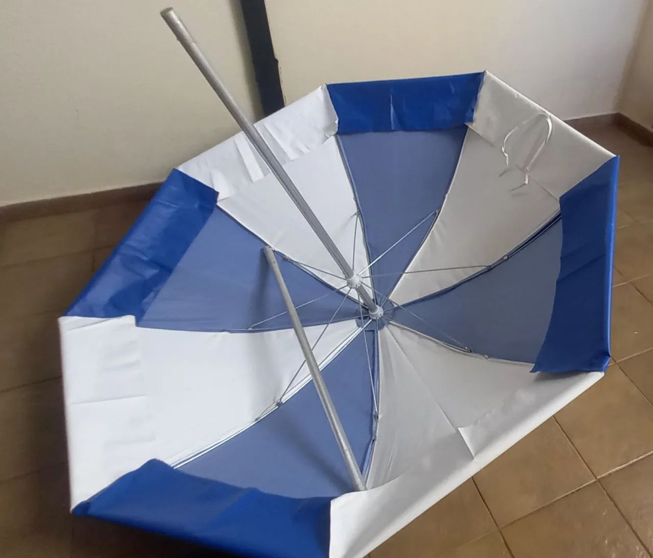 GUARDA-SOL NAS CORES AZUL E BRANCO