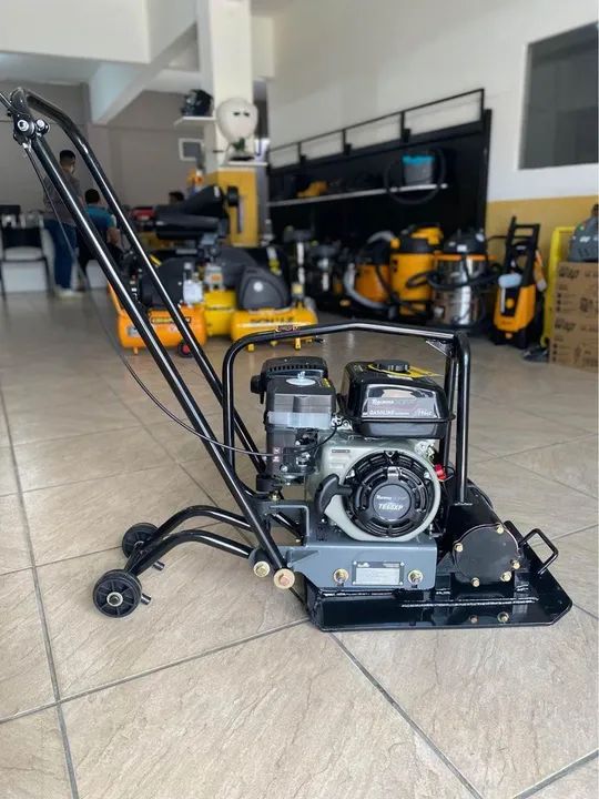 Placa vibratória e compactadora de Solo a Gasolina 6.5HP 60kg Toyama (Loja/Nova)
