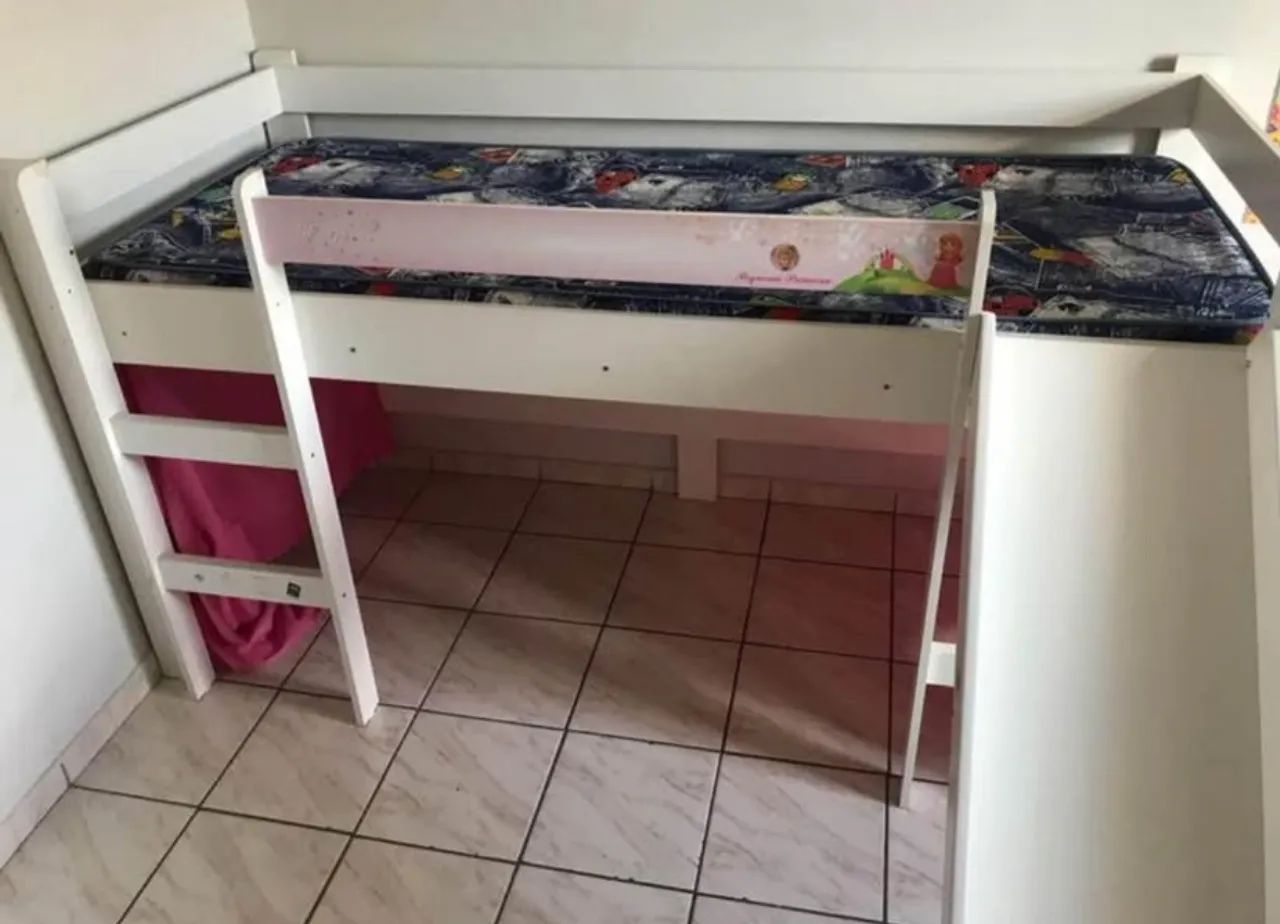 Cama infantil com casinha 