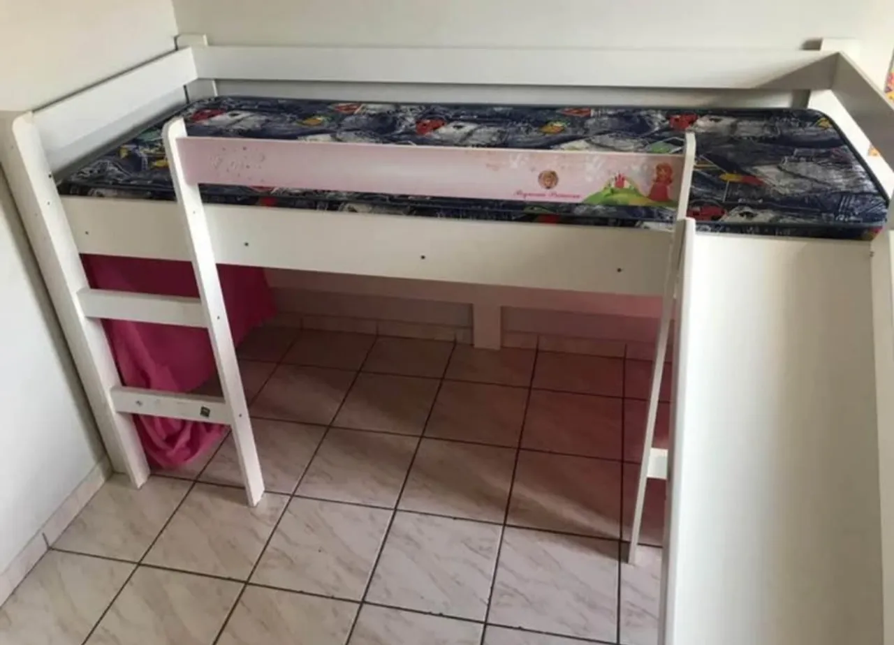 Cama infantil com casinha
