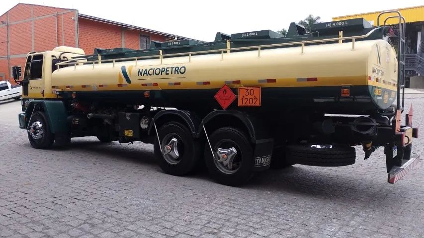 VENDO CAMINHÃO FORD/CARGO 2428E DIESEL COM TANQUE 16.000 LITROS ANO 20007 - Foto 3