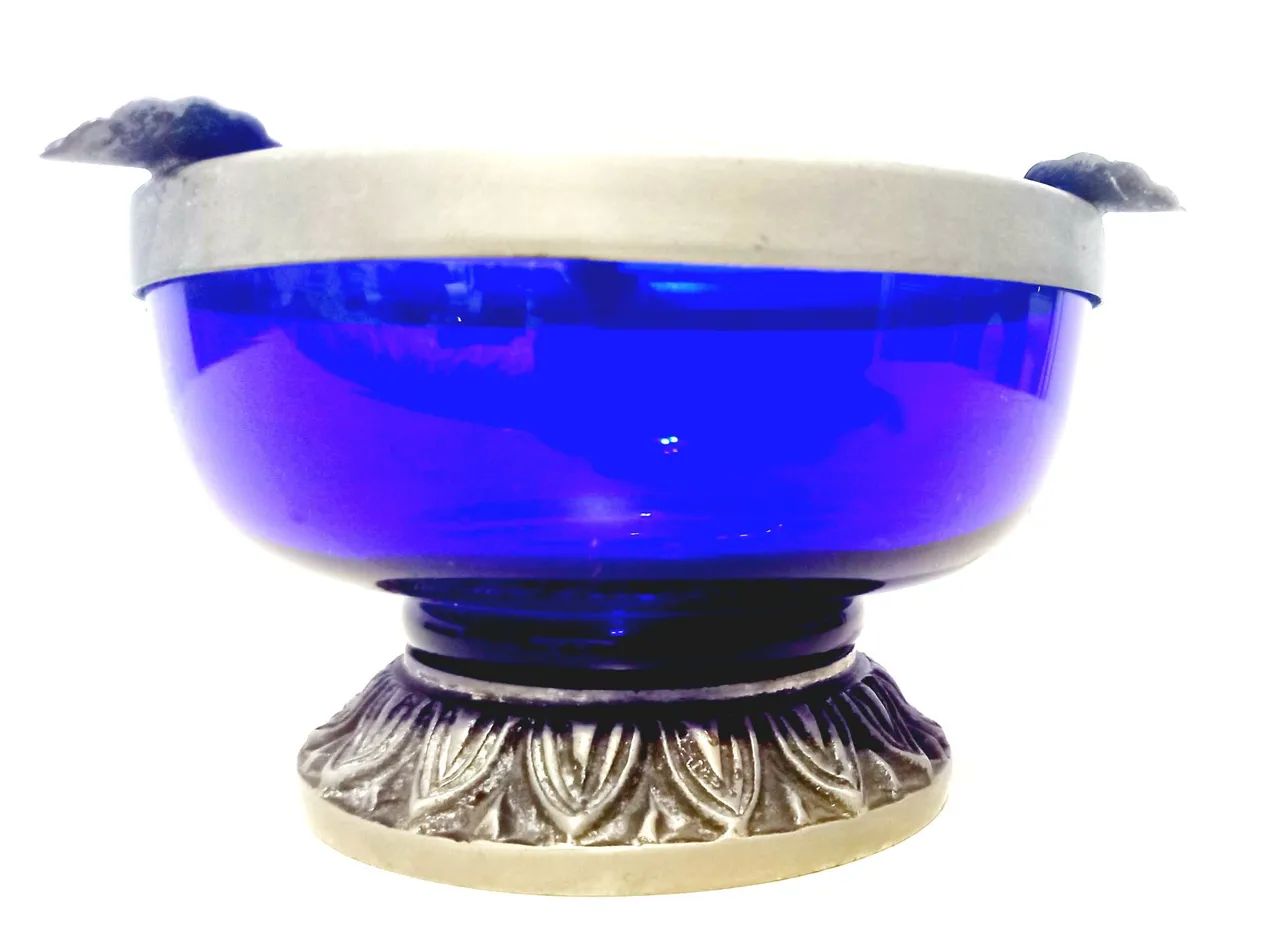 Antigo Cinzeiro em Vidro Azul e Metal Prateado - Foto 3