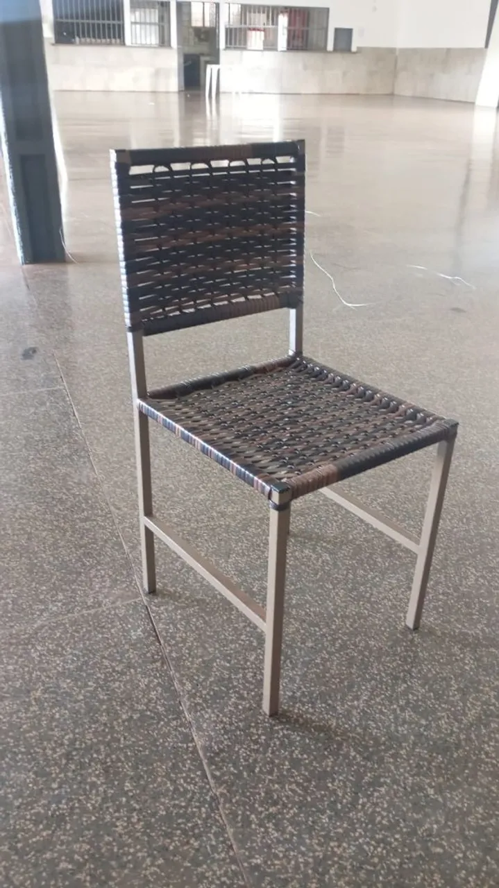 Cadeira de design com assento e encosto de ratam