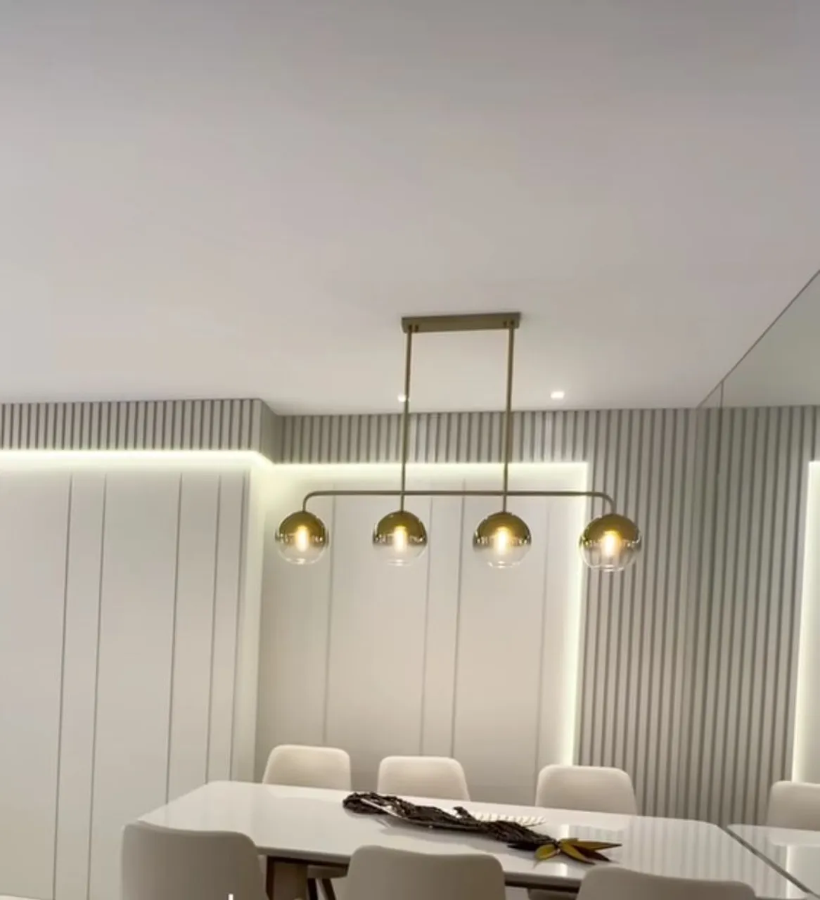 Lustre moderno com 4 esferas de vidro