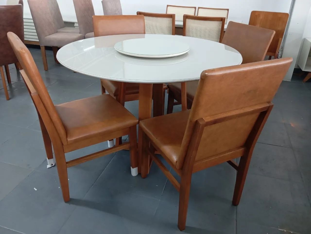 Mesa de Jantar Redonda com 4 Cadeiras resistente de madeira  - Foto 3
