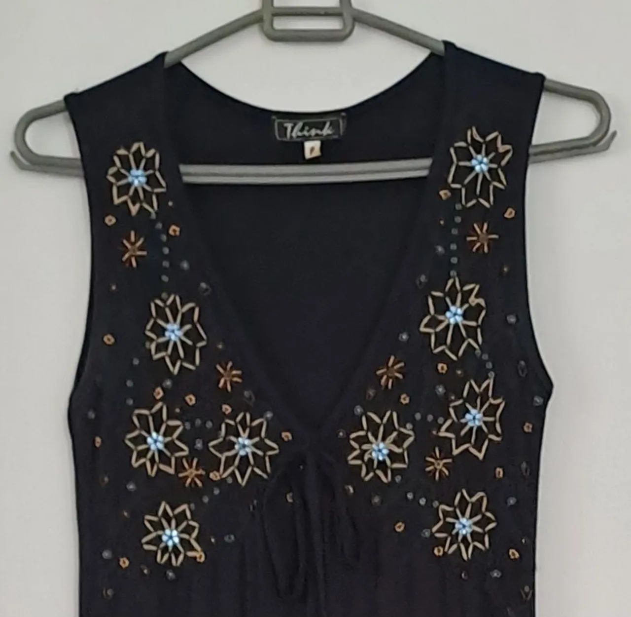 Vestido bordado em malha preta