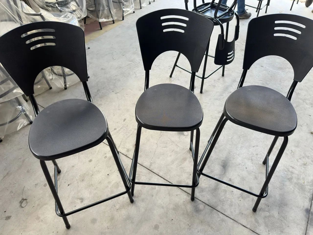  * Banquetas de plástico