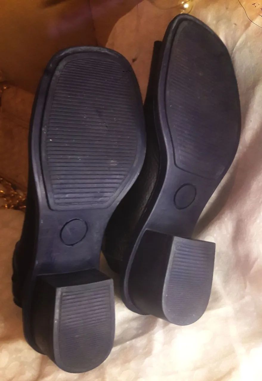 Sandália Ankle Boot de Couro Preta - Salto Emborrachado - Tamanho 36/37 - Marca Lakrizia - Foto 4
