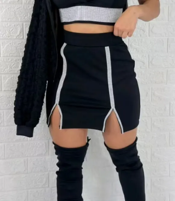 Short saia com detalhes de strass