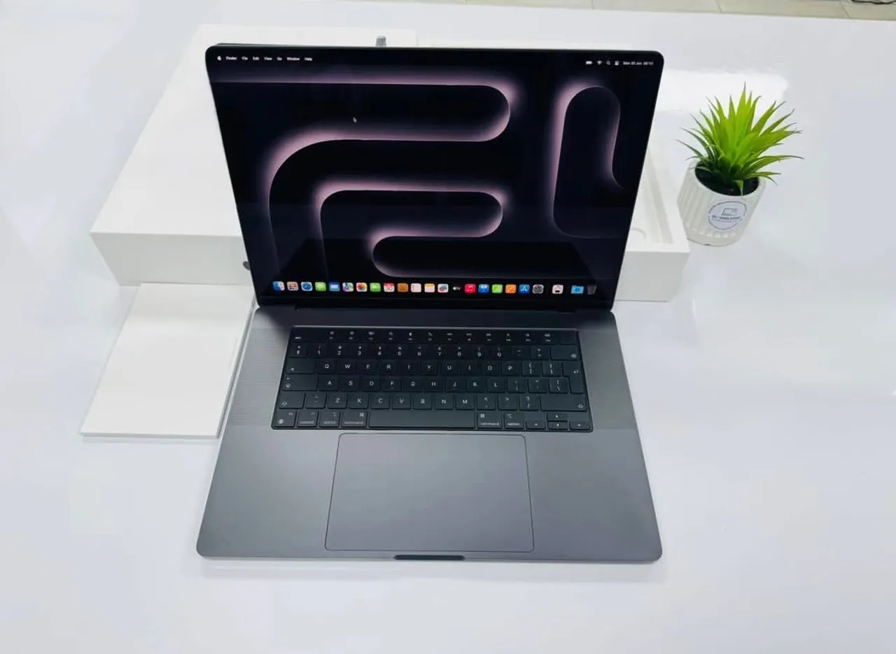 MacBook Pro M5 14.2 2025 16GB/ 1TB - Notebooks - Tirol, Natal