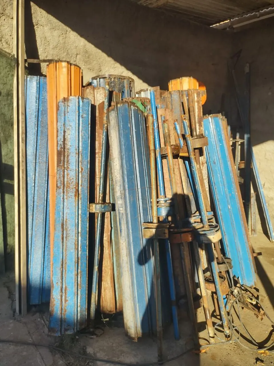 Porta de rolo tá com a mola mas não tá com a lateral tenho de 1e50 tem 1e17 e tem 1e190