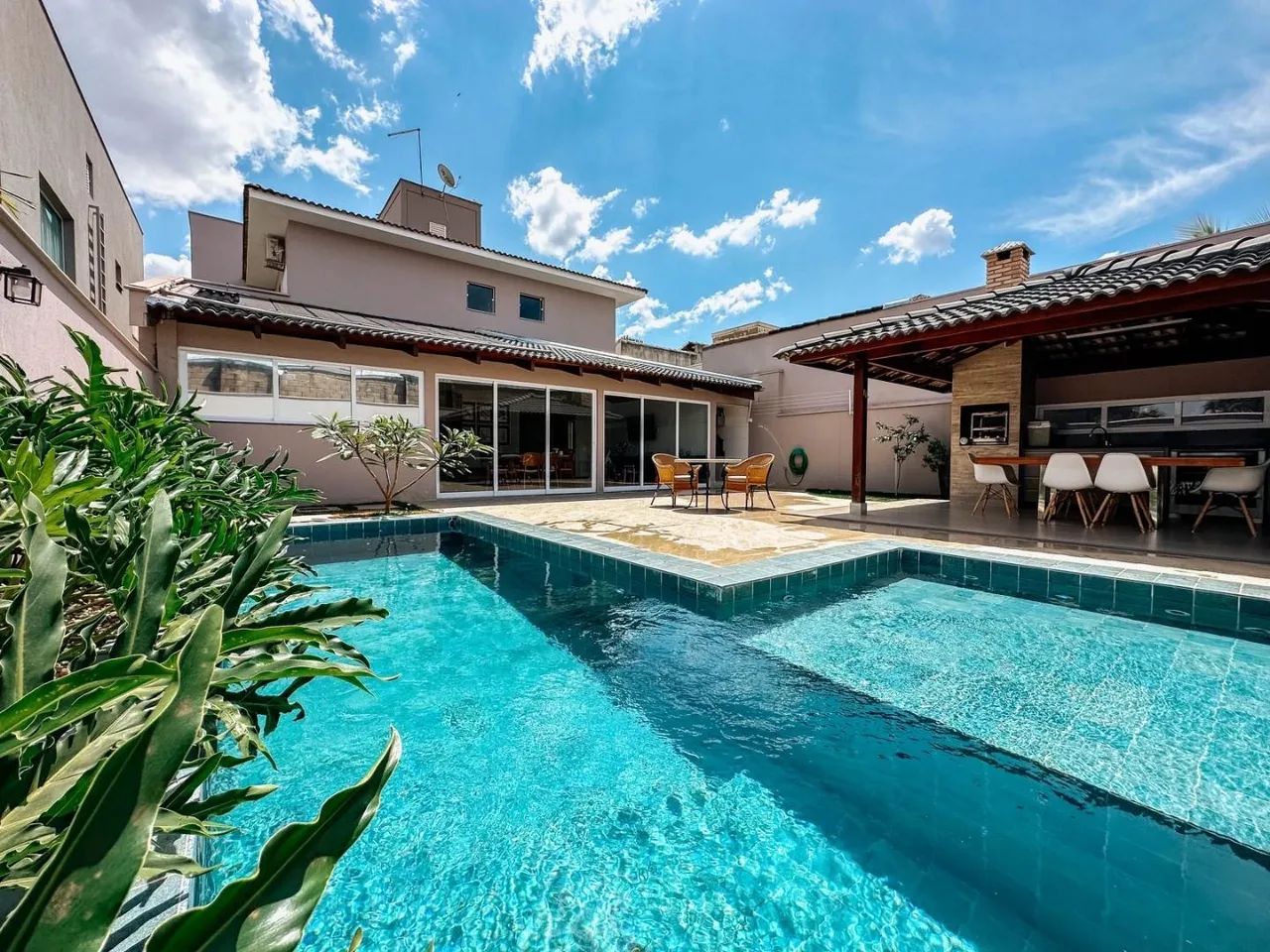 Casa no Condomínio Paradiso Ecológico com 4 suítes piscina área gourmet cozinha ampla