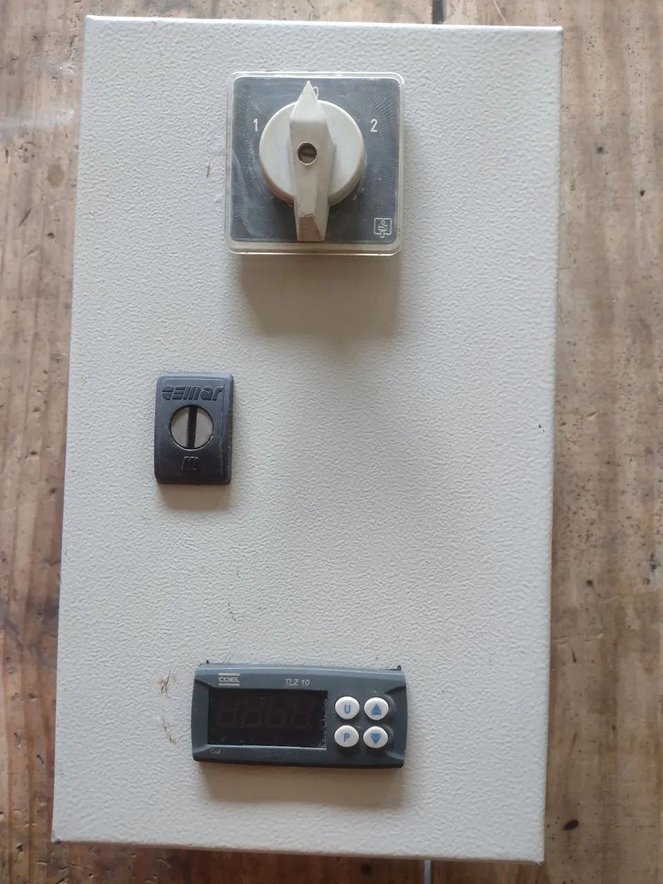 Quadro de comando elétrico CEMAR de sobrepor, com chave reversora e controlador COEL TLZ10