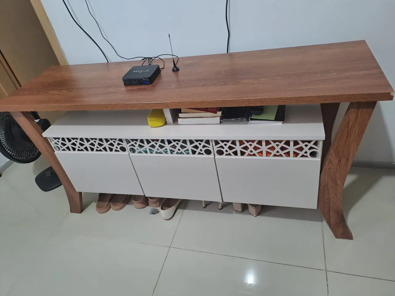 Móvel para TV com gavetas e design moderno