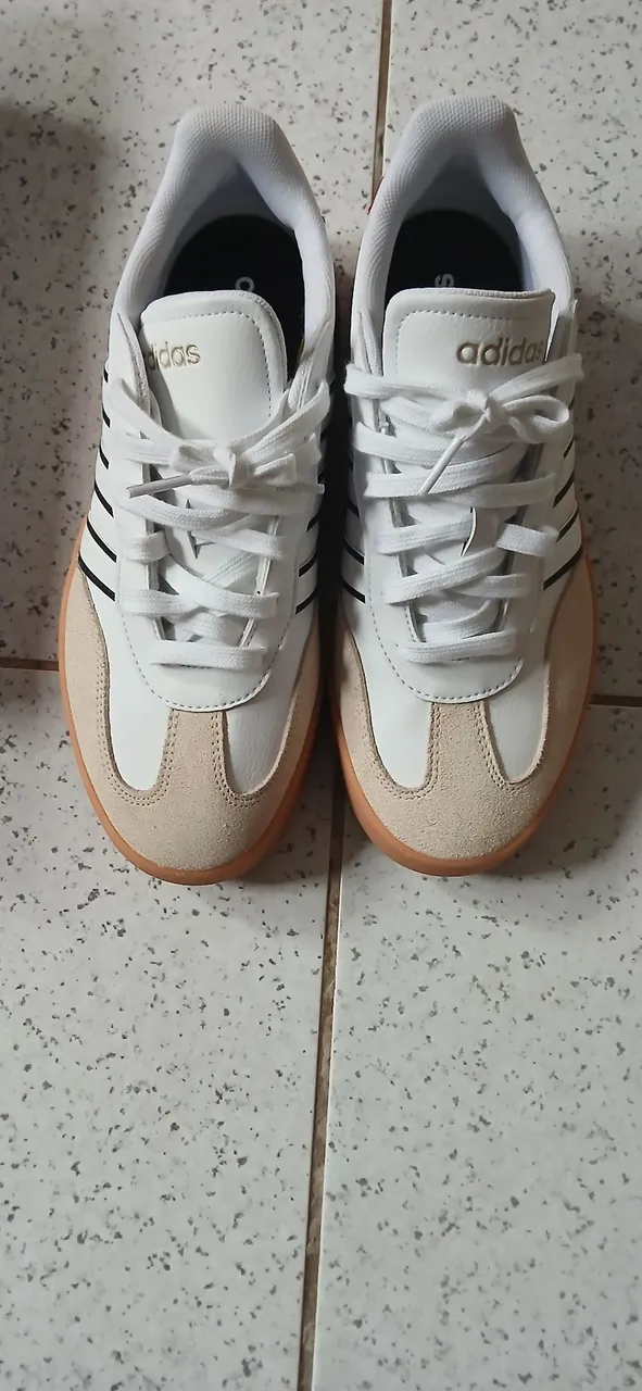 Tênis Adidas em couro ( Novo)