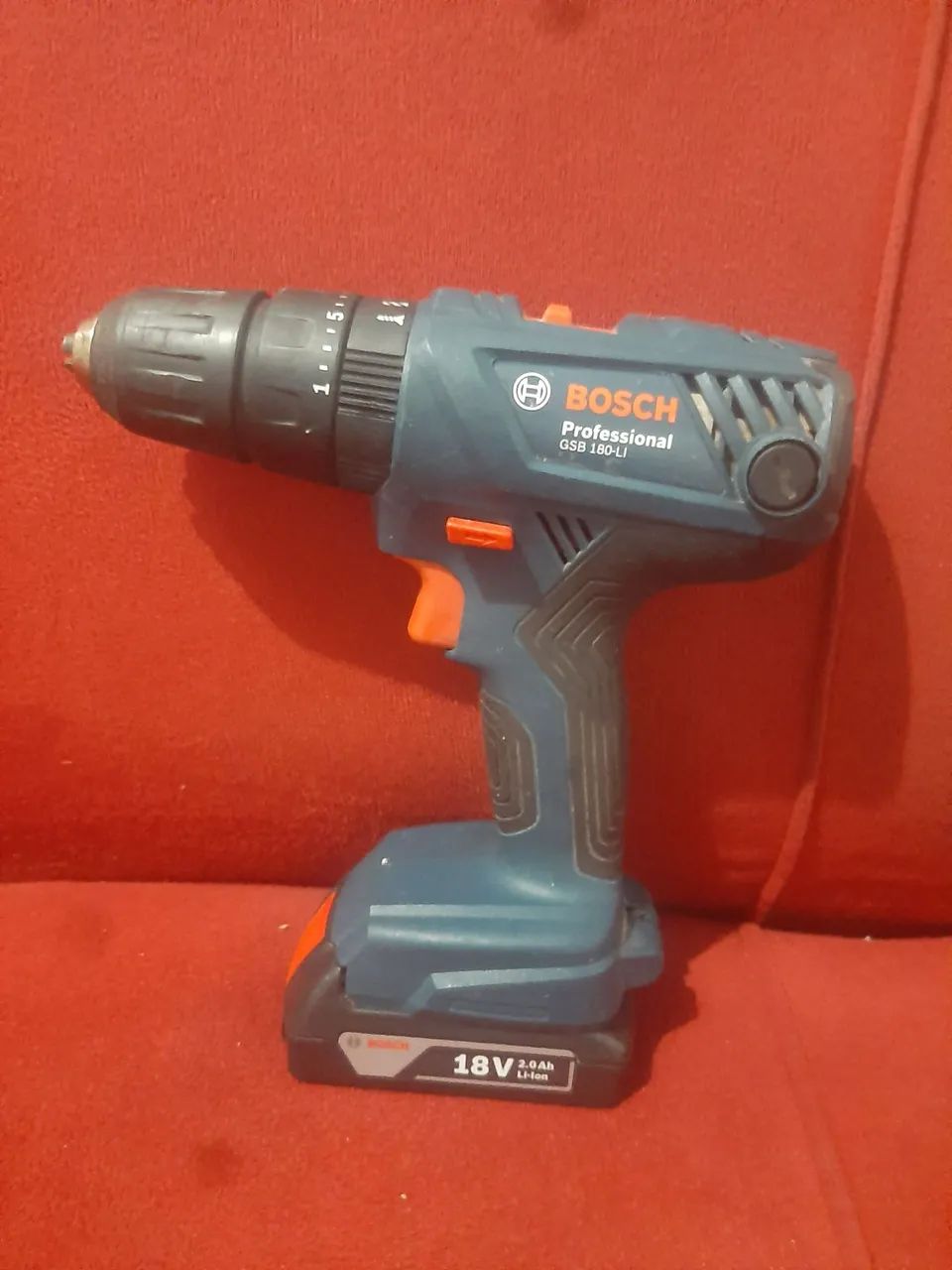 Parafusadeira/Furadeira Bosch GSB 180-LI profissional 18V - Foto 2