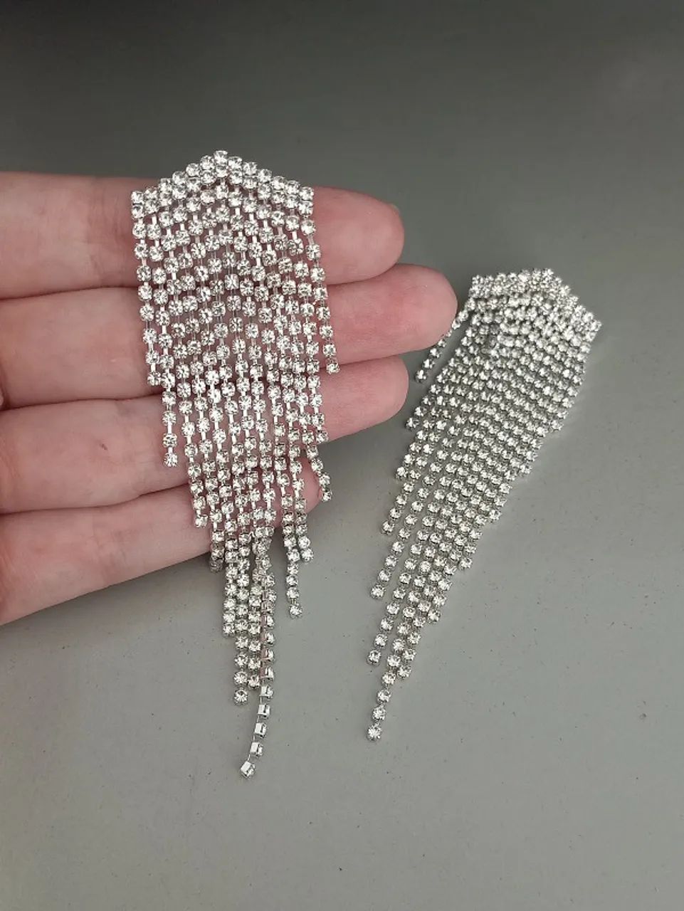 Brinco Leve e Longo de Strass (novo)