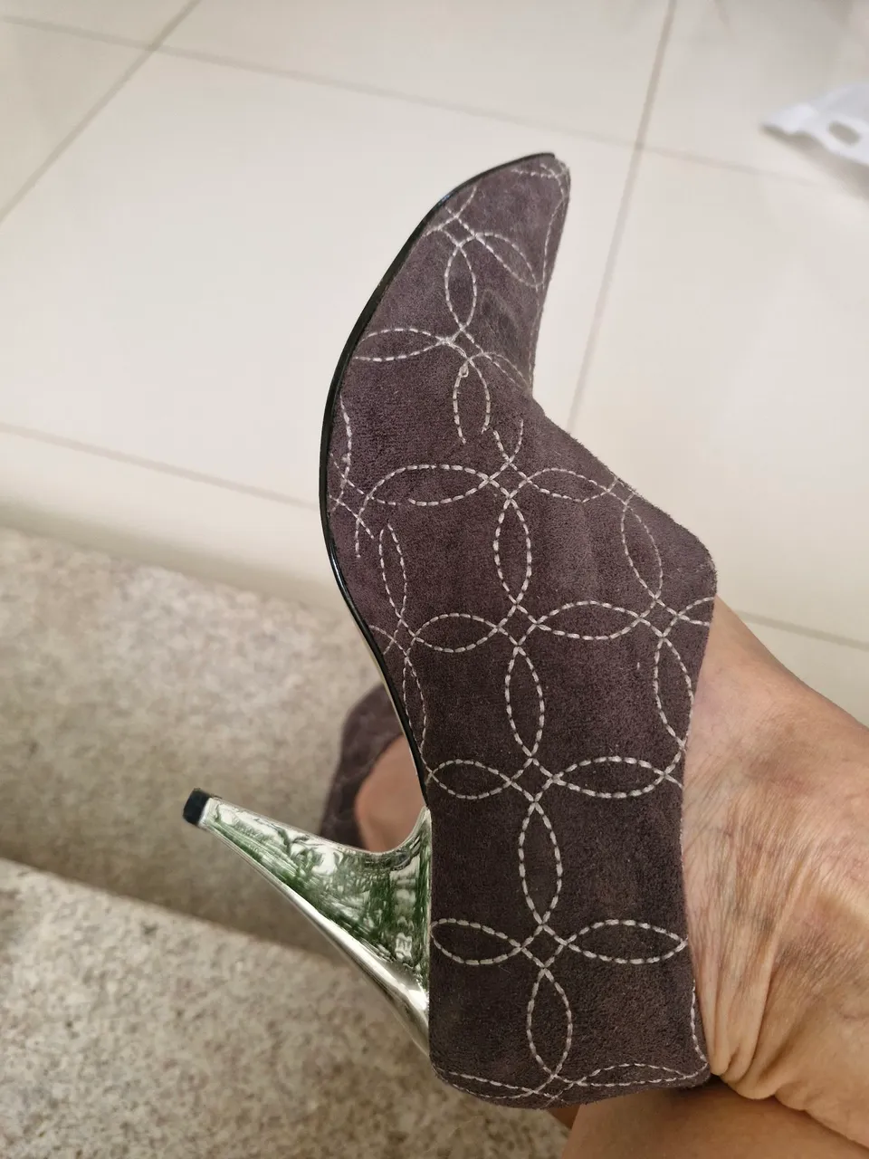 Sapatos Ceconello de Salto Alto cinza, com Detalhes costurados artesanalmente.