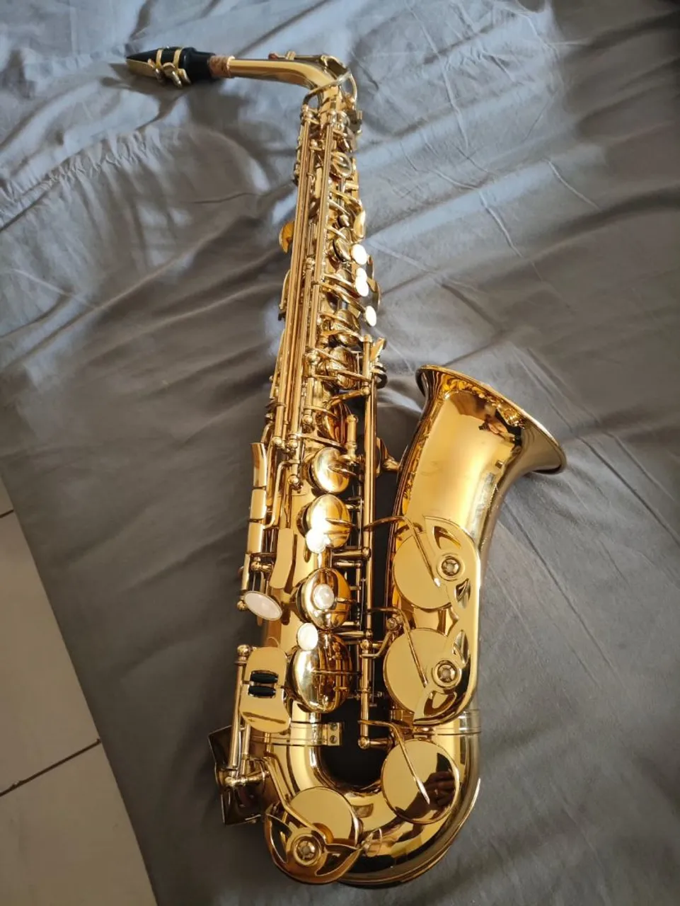 Saxofone Dourado Profissional