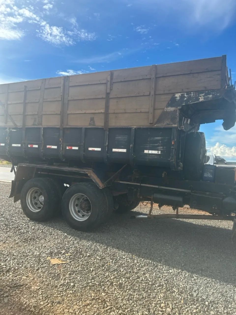 Vendo Caminhão truck basculante/aceito troca por carro comercial  - Foto 3