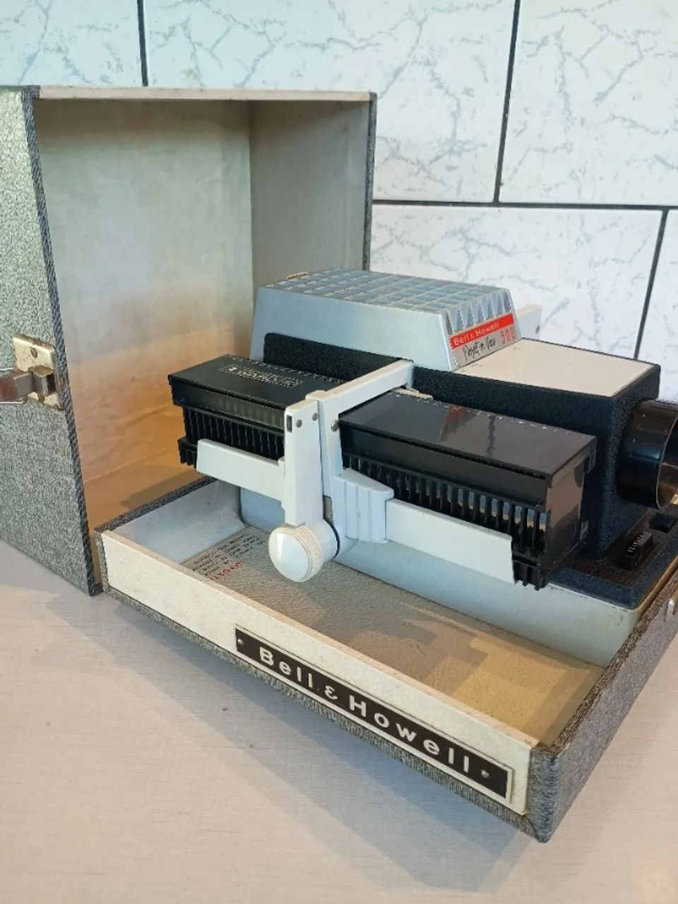 PROJETOR DE SLIDES BELL & HOWELL 710 VINTAGE  FUNCIONANDO  - Foto 2