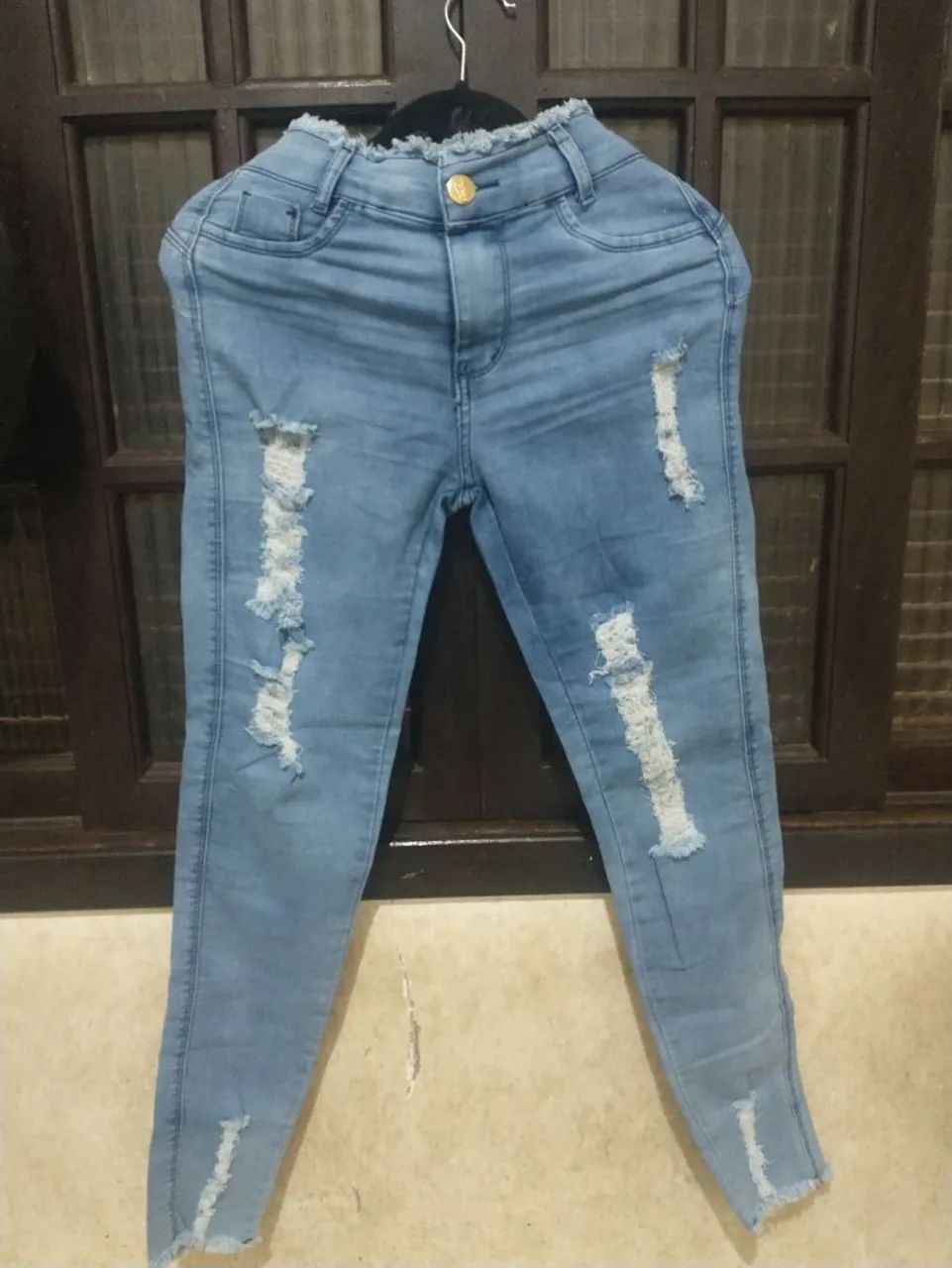 Calça jeans show no corpo 