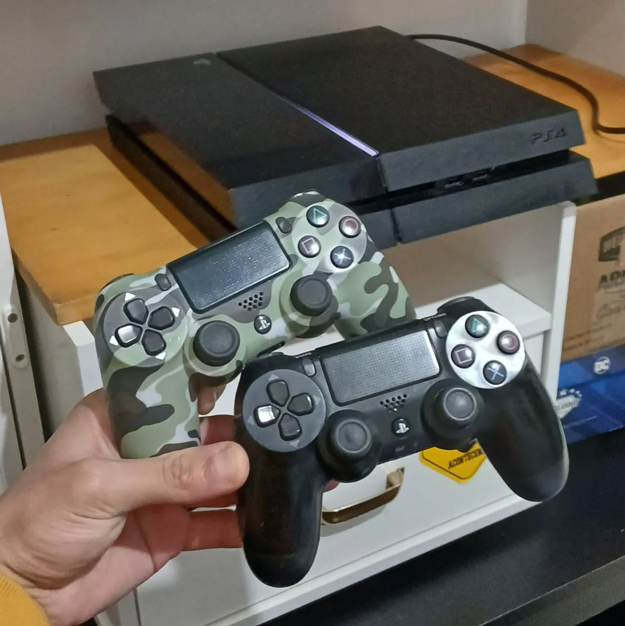 Playstation 4 com 2 Controles