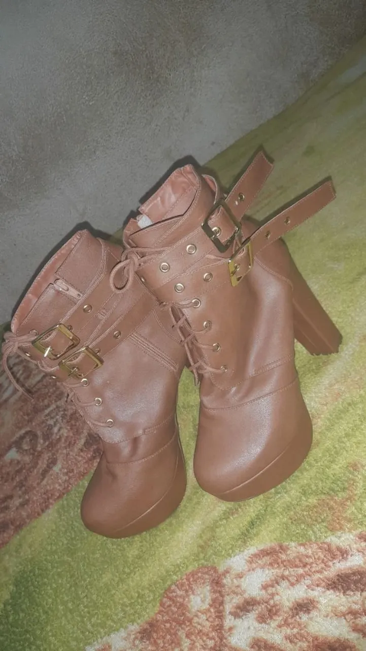 Bota marrom de salto alto