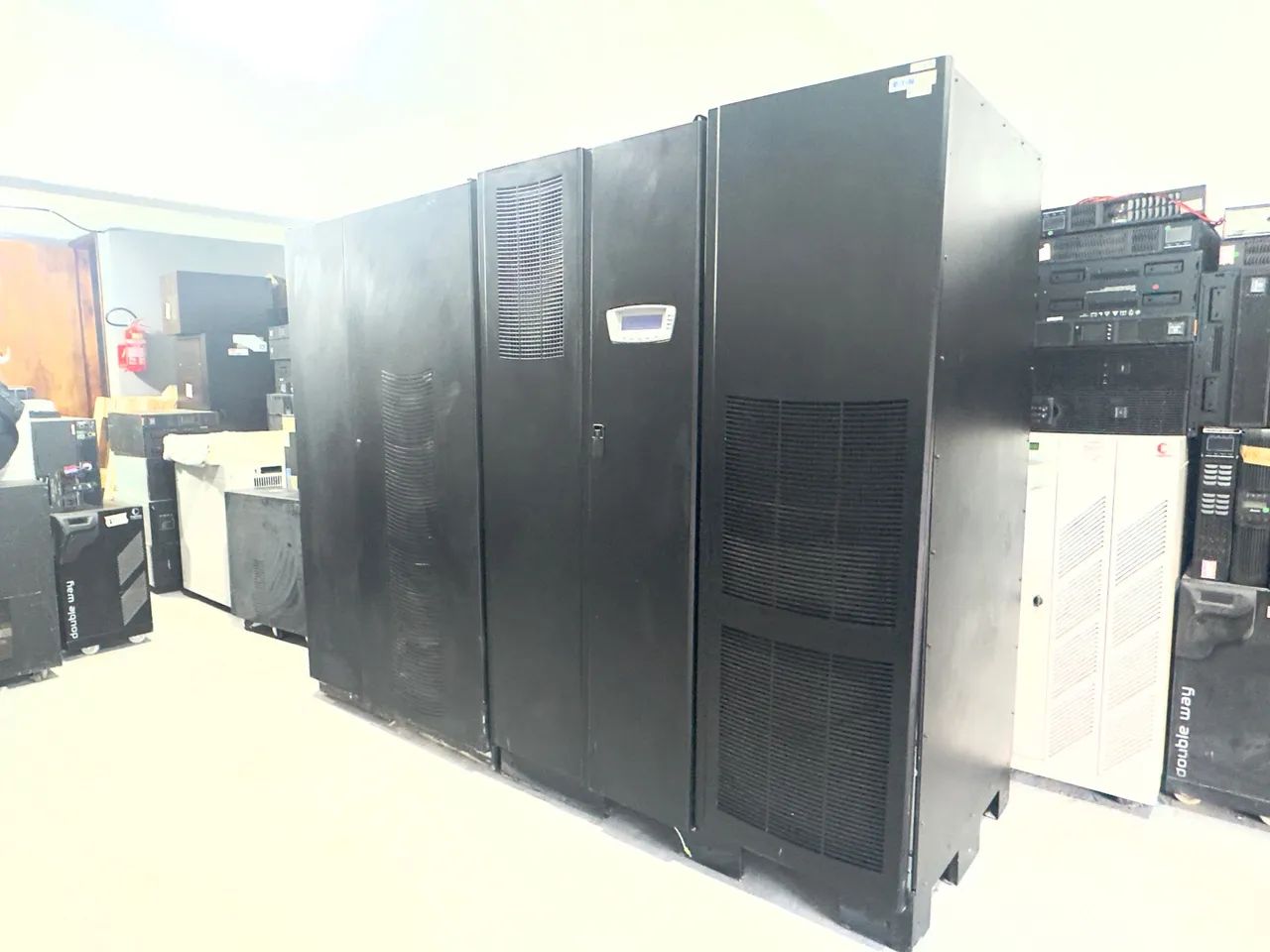 Nobreak Eaton 9395 de 275 kVA trifásico 
