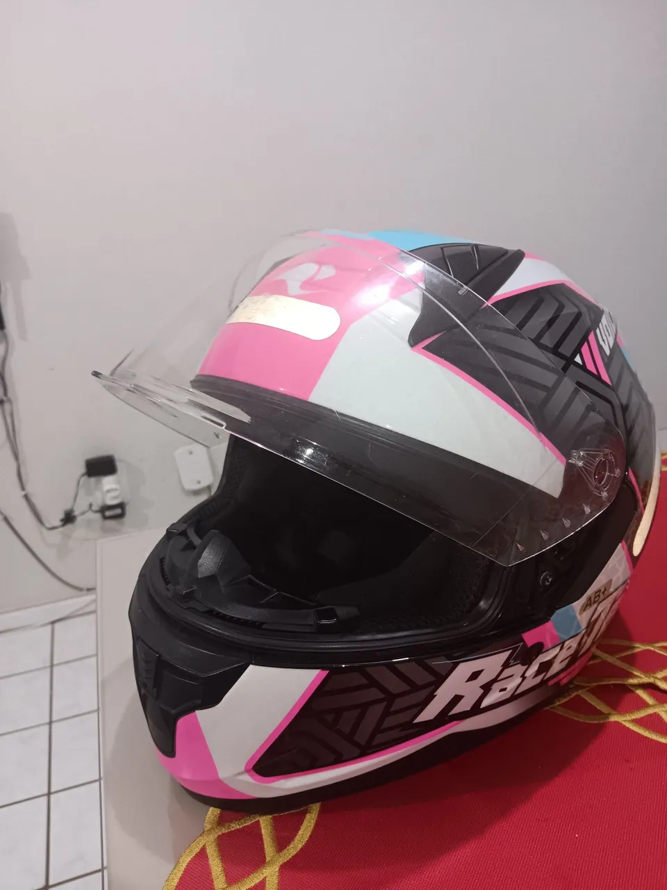 Capacete de Moto Racing Design Moderno