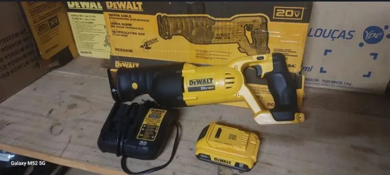 Serra Sabre Dewalt 20V DCS380B + Carregador + Bateria