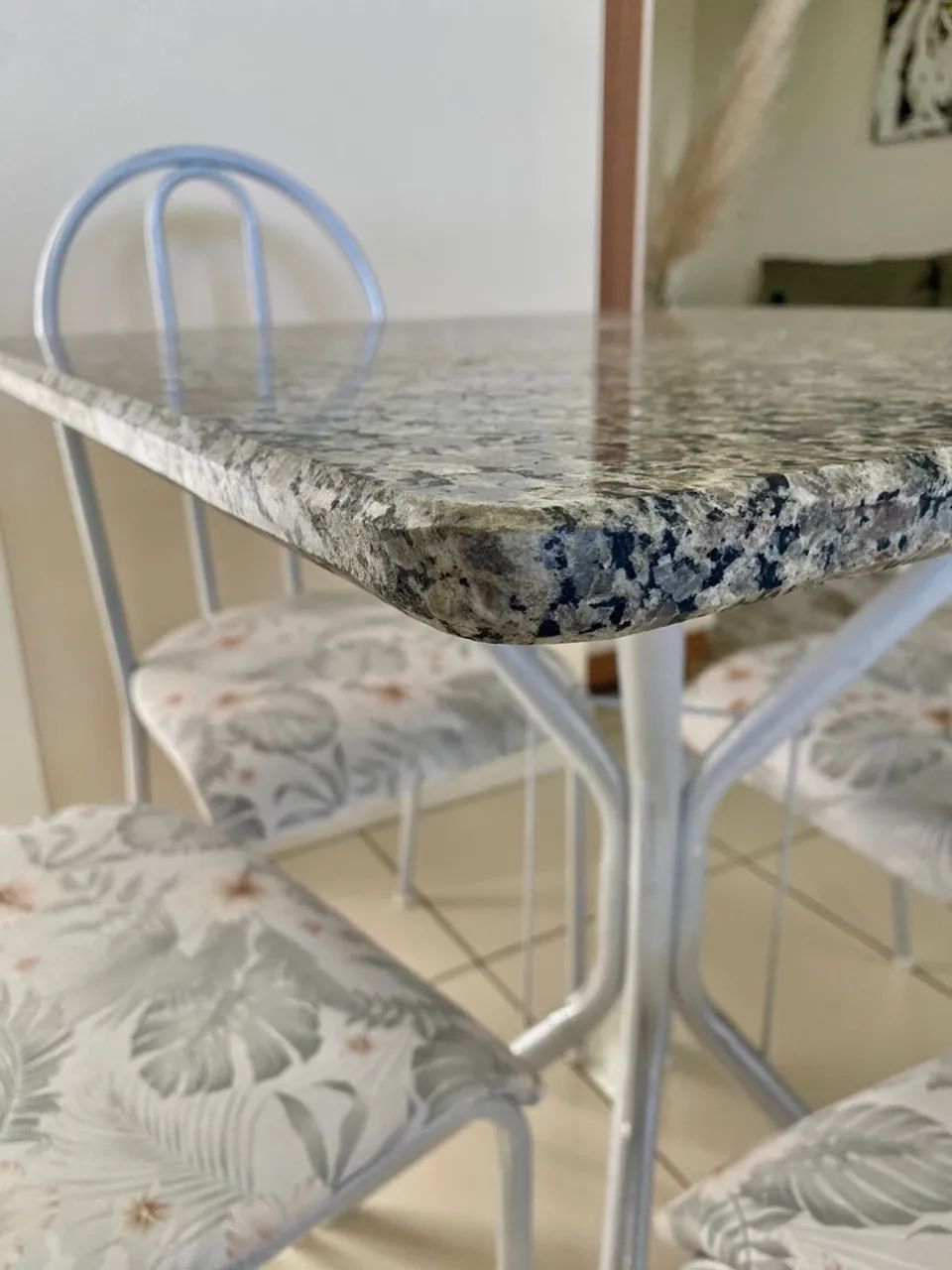 Mesa de Jantar com Tampo de Granito - 4 cadeiras pintura epóxi - Foto 4