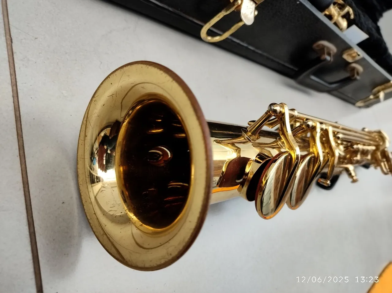 Saxofone Dourado Profissional com Case