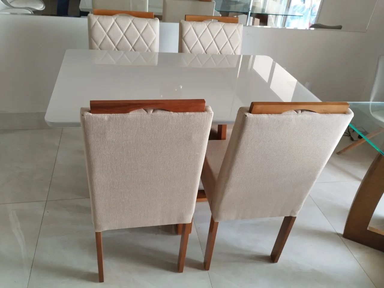 Mesa de Jantar Elegante com Cadeiras de Madeira 