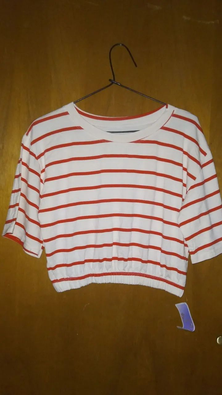 Blusa Cropped Listrada Vermelha e Branca