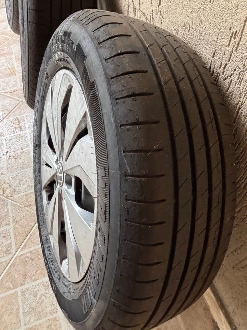 Pneu e roda aro 16 T-Cross Goodyear+ 4 Calotas Volkswagen Original 