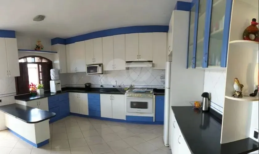 Sobrado para venda possui 312 metros quadrados com 3 quartos em Campo Comprido - Curitiba