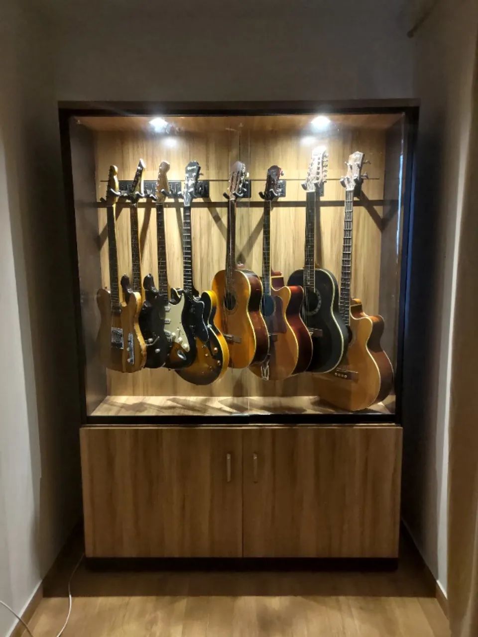 Expositor Premium de Instrumentos - Até 10 Guitarras ou Violões - Foto 2