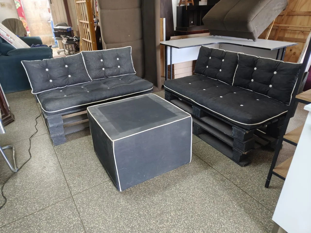 Conjunto Sofá Pallet e Mesa de Centro usado ((ENTREGO))