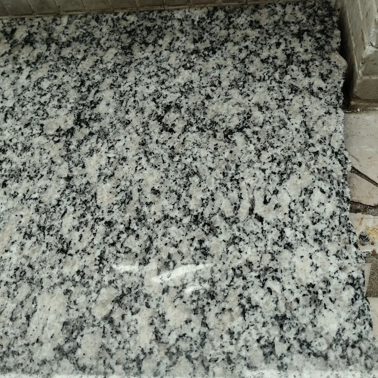 Pedra balcão de Granito Cinza Claro - Elegância e Durabilidade - Foto 2