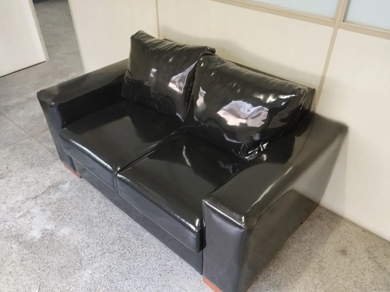 Sofá de 2 lugares preto - Tecido Brilhante - Em Ótimo Estado - Design Moderno  - Foto 2