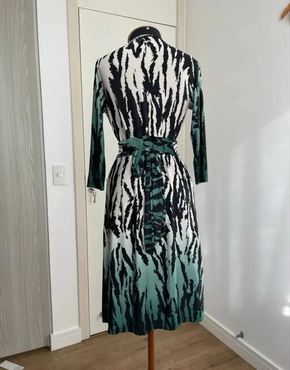 Vestido midi estampado com amarração tam P Sofisticata - Foto 5