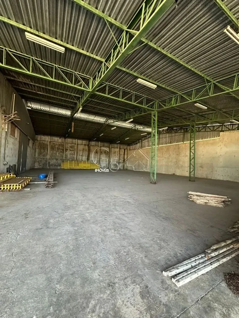 Galpão Comercial para Locação em Caieiras-SP, Bairro Serpa: 2 Banheiros, 600m² de Área